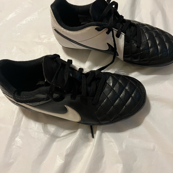 Nike Cleats Shoes for Boys - Picture 7 of 7